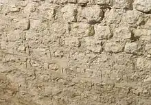 Vue rapprochée d'un maçonnerie antique ; les joints entre les pierres sont marqués d'un trait