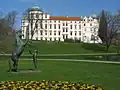 Le parc avec une statue de 1984 : Etalon en dressage liberty