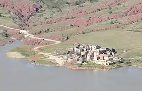 Le village de Celles, au bord du Lac du Salagou.