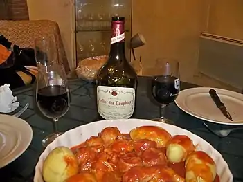 Pieds paquets de Marseille et vin rouge.