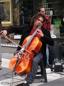 Violoncelliste jouant un air de tango dans un rue de Buenos-Aires.