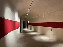 Le couloir qui mène à une partie des cellules de prison