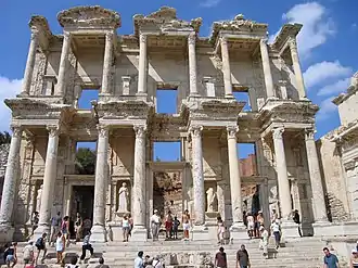 Vue sur la bibliothèque de Celsus