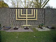 Menorah au cimetière de Francfort-sur-Main, Allemagne, XXe siècle.