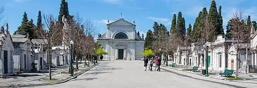 Place de l'église du cimetière.