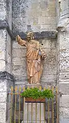 Statue de saint en façade de l'église