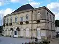 Château viticole réaménagé en mairie