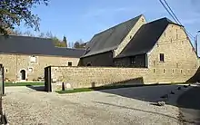 Ferme (façades et toitures), rue de Ville-en-Warêt, n°250, anciennement rue du Village n°26, à l'exclusion des petites annexes récentes (M) et ensemble formé par la ferme, le ruisseau et les voiries avoisinantes (S)