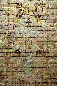 Panneau en briques glaçurées du Fort Salmanazar, représentant le roi Salmanazar III sous le disque solaire ailé, avec des caprins sur le registre supérieur. Musée national d'Irak.