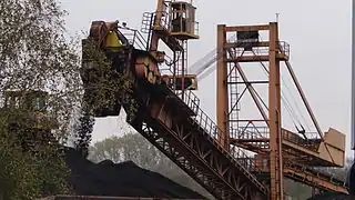 Mise en stock du charbon et dégazage au bulldozer