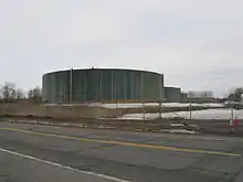 Un immense réservoir de carburant situé à l'arrière d'une route.