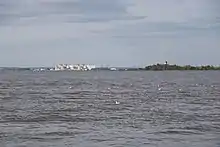 Vue sur la centrale et l'île de Patiras.