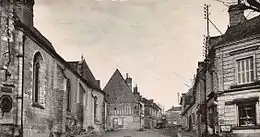 Photographie ou carte postale représentant le centre-bourg de Fondettes au début du XXe siècle, avec la nef de l'église Saint-Symphorien de Fondettes, à gauche et la rue principale au centre.