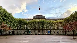 L'esplanade Général-Pierre-Robert-de-Saint-Vincent et l'ancienne aile Percy en 2020