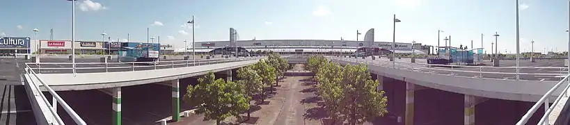 Panorama du centre commercial depuis le parc de stationnement