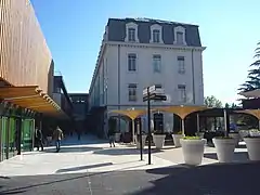 Terrasses aux abords du parc.