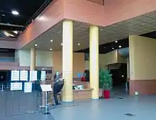 Vue sur un hall d'entrée d'un centre des congrès sur Aix-les-Bains.