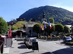 Pont et place de l'église.