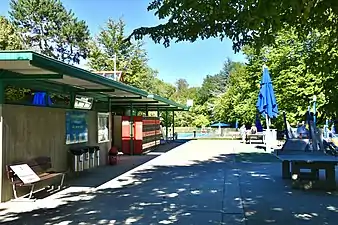 L'entrée du centre sportif et de loisirs des châtaigniers avec la piscine communale.