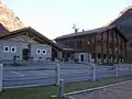 Le centre polyvalent Z'Lannsch Hous, où siègent l'école, la bibliothèque et la salle de gymnastique communales