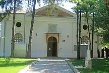 Façade de l'église des Saints-Archanges.