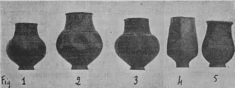 Fig. 1, 2 et 3 : Provenance : les Epinottes. "« Formes les plus communes : vases à pied plat, petit, à corps (panse) renflé, portant des bosselures en nombre variable, et à goulot resserré ».