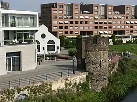 Céramique : vue des appartements construit dans les années 1990 et 2000 et d'un théâtre situé dans un ancien bâtiment (au centre).