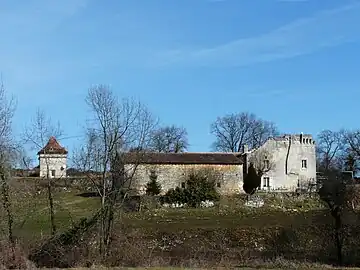 De gauche à droite, le colombier, le bâtiment agricole et le vestige du manoir (février 2012).