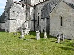 Tombes dans le vieux cimetière de Cercles.