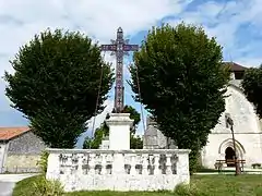 Croix monumentale devant l'église.