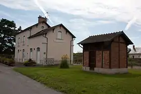 L'ancien bâtiment voyageurs de la gare de Cerdon-du-Loiret