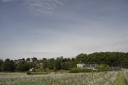 le bourg de Cerelles et le château de la Bédouère en contrebas vus du plateau de l'Héreau