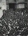 Foule de pèlerins attendant l'arrivée du feu sacré à l'extérieur de l'église (1905)