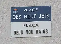 Panneau bilingue de la Place des Neuf Jets