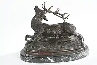 VIDAL L’AVEUGLE dit NATAVEL. (1831-1892). « Cerf couché ». Bronze à patine brune verte nuancée. Socle en marbre. Fonte d’édition ancienne. Signé. L.38 P.20 H.24.