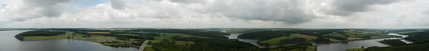 Vue panoramique des lacs.