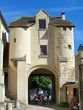 Porte fortifiée du prévôté vue de l'intérieur de la cour.