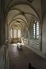 Chapelle : bancs de pierre, abside, voûtes armoriées.
