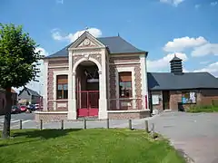 École des garçons, près de la mairie.