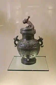 Vase lei pour les liquides. Fin XIe – début Xe siècle av. J.-C.. Bronze. H : 49,7 cm . Début des Zhou occidentaux. Musée Cernuschi
