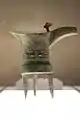 Vase jue servant à chauffer l'alcool, avec un motif de masque animal. Début de la période Shang. XVe – XIVe siècle av. J.-C. (?), période d'Erligang. Musée Cernuschi