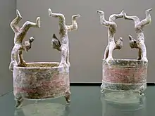 Deux vases lian décorés avec des acrobates. Han Occidentaux. Terre cuite peinte. Musée Cernuschi.