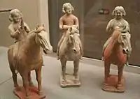 Musiciennes à cheval, figurines, dynastie Tang, début du VIIIe siècle.