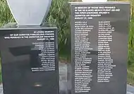 Les noms des victimes sur la plaque commémorative.