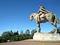 La statue équestre trône au sommet du cerro Artigas.