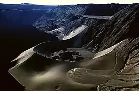 Vue d'un cône de cendres au fond de la caldeira du Cerro Azul.