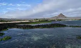 L'île Santa Cruz avec, à l'horizon, le Cerro Crocker.