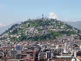 Vue d'El Panecillo au-dessus des toits de Quito.