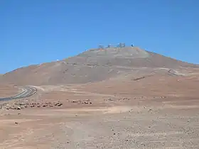 Vue du Cerro Paranal avec le Très Grand Télescope (VLT) à son sommet.