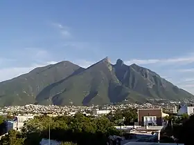 Vue du Cerro de la Silla depuis Monterrey.